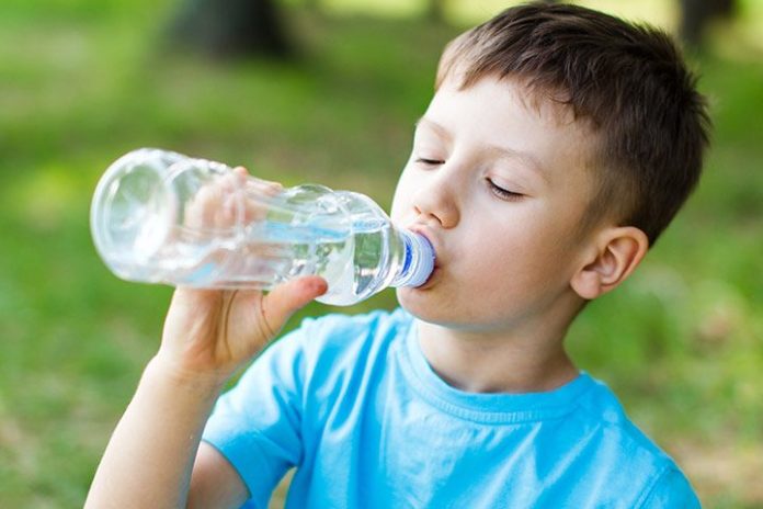 kids drink water